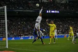 آبشار زدن رونالدو در بازی با ویارئال + عکس