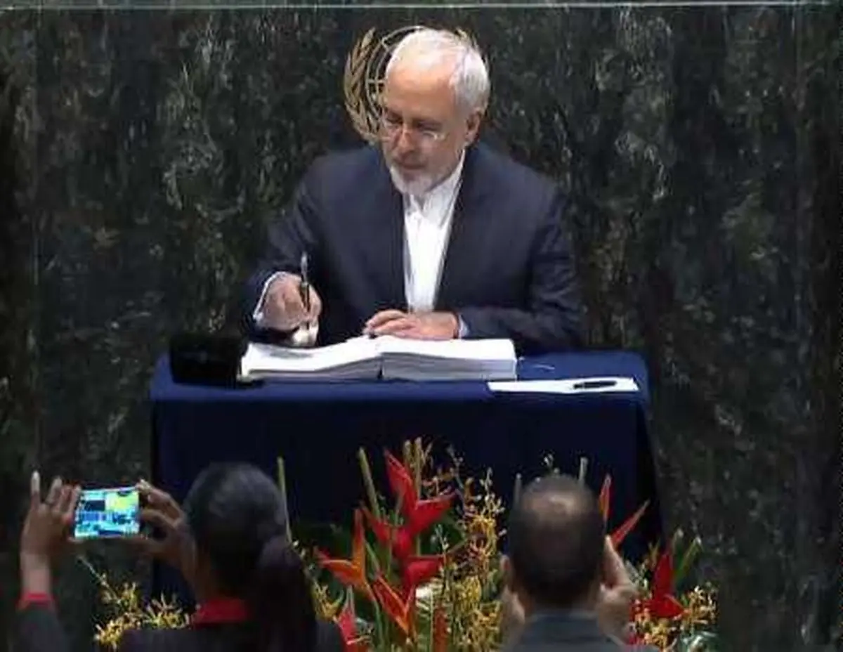 ظریف توافقنامه تاریخی تغییرات آب و هوایی پاریس را امضا کرد