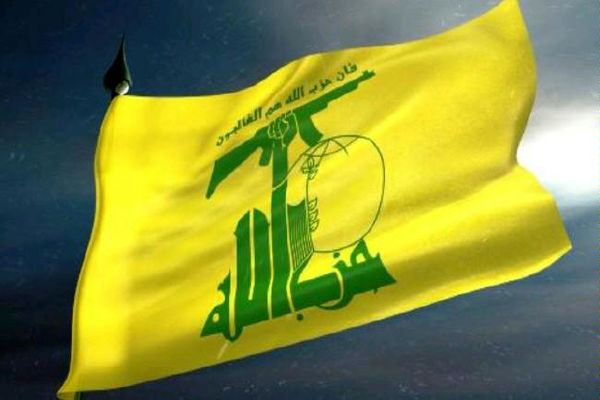 اهدای تابلوی حمایت از حزب الله لبنان به نماینده حزب الله در تهران