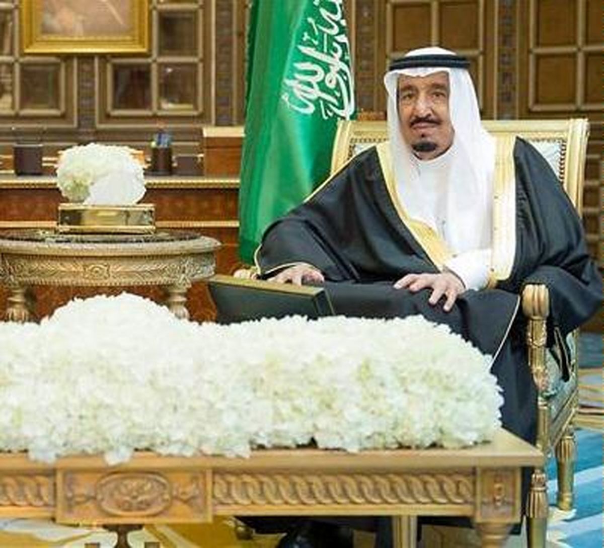 دسته‌گل‌های بزرگی که "ناتوانی" پادشاه عربستان را می‌پوشاند + تصاویر