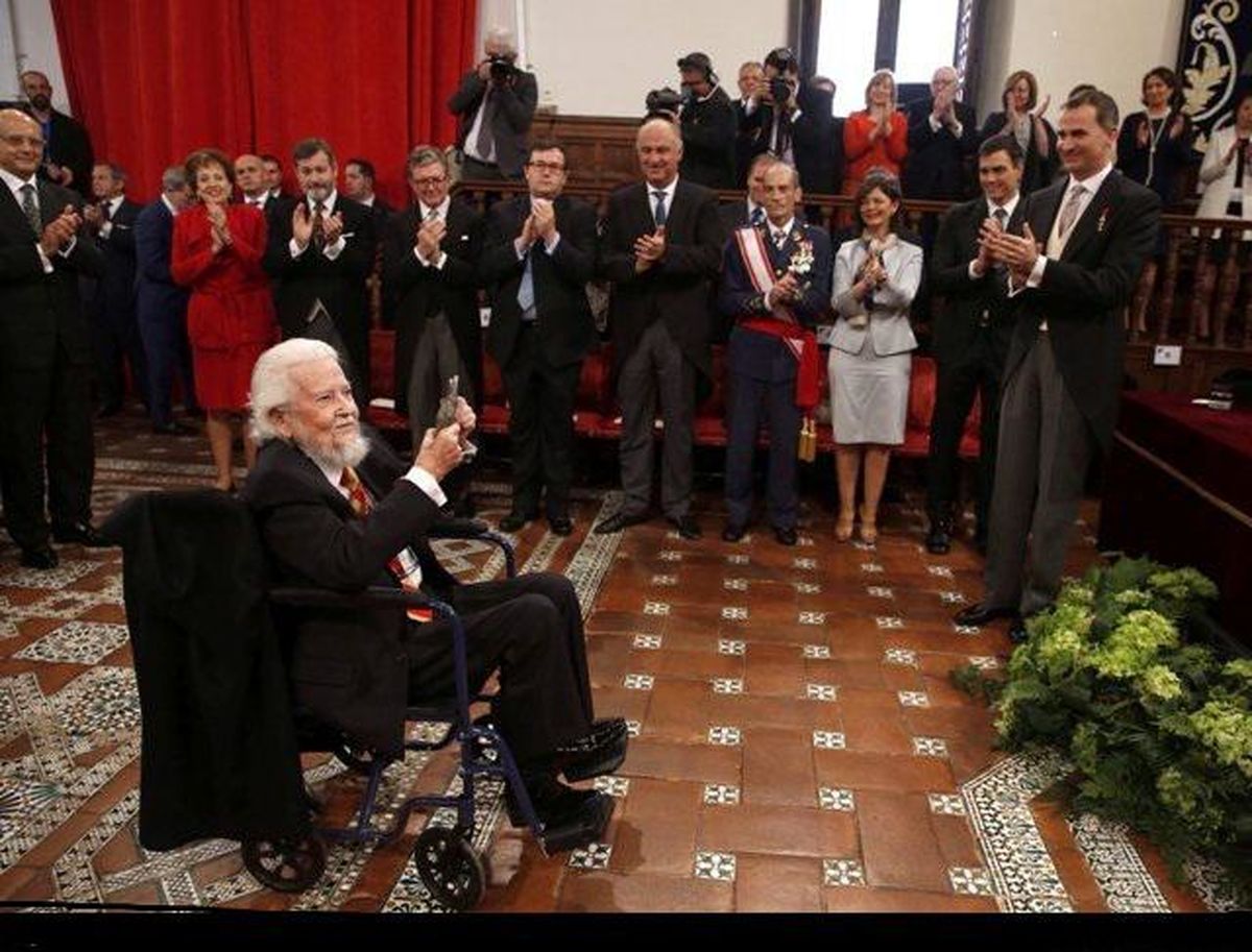 برنده "نوبل" اسپانیا با ویلچر جایزه‌اش را گرفت