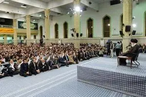 هزاران نفر از کارگران سراسر کشور با رهبر انقلاب دیدار کردند