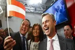 نتایج اولیه نشان می‌دهد نوربرت هوفر، نامزد حزب راست افراطی اتریش، در دور اول انتخابات ریاست‌جمهوری این کشور در صدر قرار گرفته است