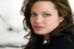 بازگشت آنجلینا جولی به سرزمین پریان