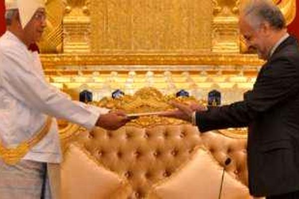 سفیر آکرودیته ایران استوارنامه خود را تقدیم رئیس جمهور میانمار کرد
