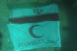 نصب پرچم  هلال احمر در اعماق خلیج فارس+عکس