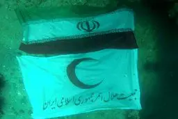 نصب پرچم  هلال احمر در اعماق خلیج فارس+عکس