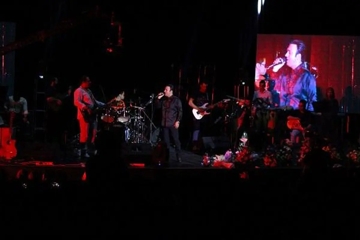 محمد قلی‌پور، "هستی هنوز" و "کاش نمیرفتی" را روی صحنه برد