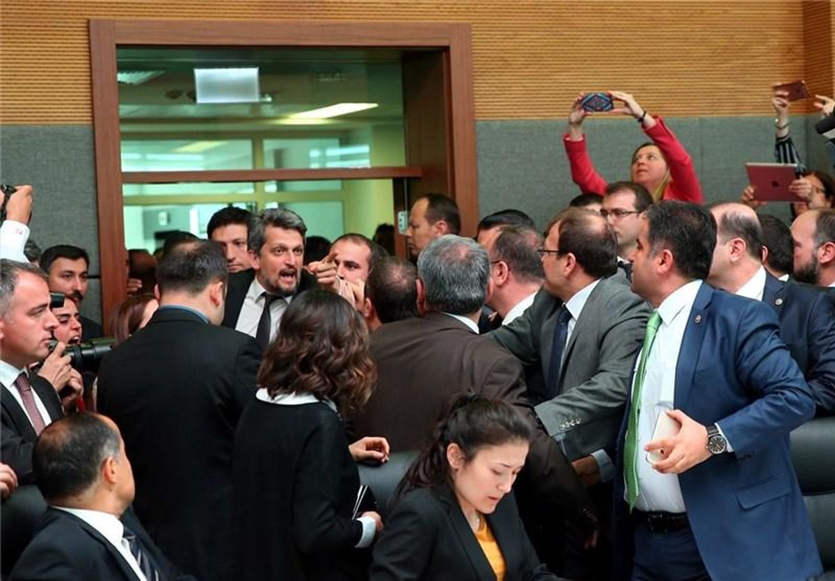 وقتی نمایندگان مجلس ترکیه به جان هم می‌افتند