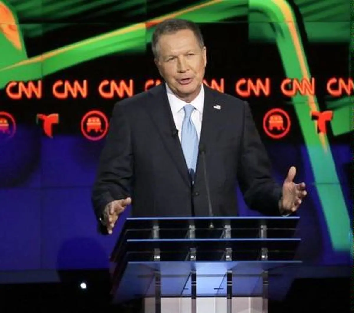 جان کیسیک: کلینتون "ترامپ" را له می‌کند!