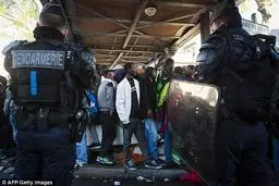 حمله نیروهای پلیس فرانسه به پناهجویان آواره +تصاویر