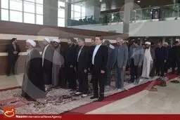 اقامه نماز به امامت آیت الله جوادی آملی در نمایشگاه کتاب
