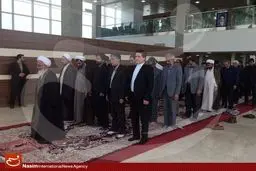 اقامه نماز به امامت آیت الله جوادی آملی در نمایشگاه کتاب