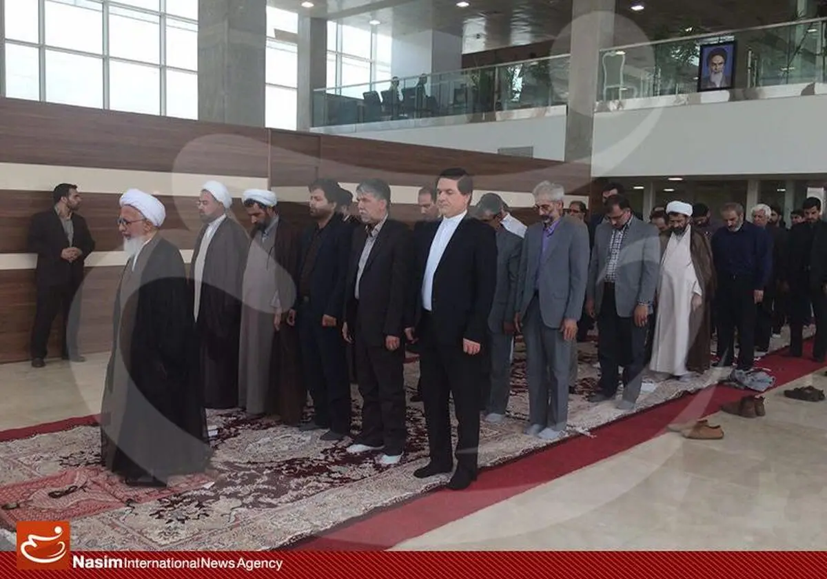 اقامه نماز به امامت آیت الله جوادی آملی در نمایشگاه کتاب