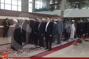 اقامه نماز به امامت آیت الله جوادی آملی در نمایشگاه کتاب