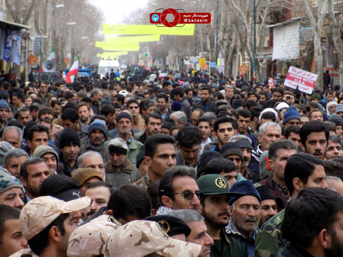 نمازگزاران تهرانی در اعتراض به چگونگی اعطای وام ازدواج به جوانان راهپیمایی کردند