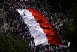 تظاهرات ده‌ها هزار نفری در پایتخت لهستان +تصاویر