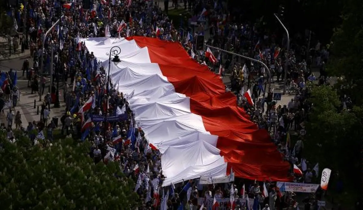 تظاهرات ده‌ها هزار نفری در پایتخت لهستان +تصاویر