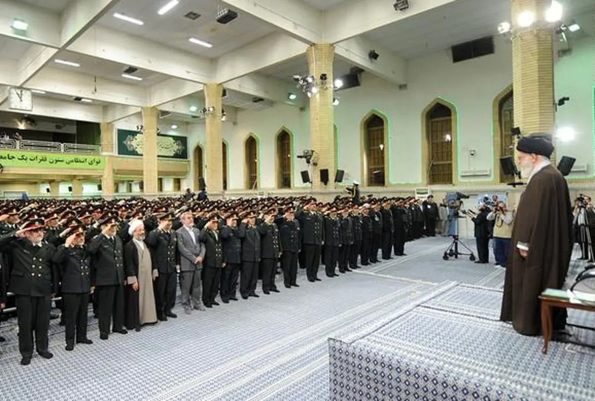 فرماندهان، معاونان و مسئولان نیروی انتظامی، صبح امروز با حضرت آیت‌الله خامنه‌ای، فرمانده کل قوا دیدار کردند