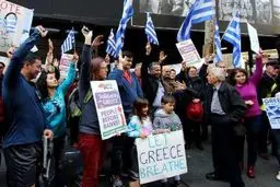 تظاهرات مردم یونان در مقابل پارلمان این کشور