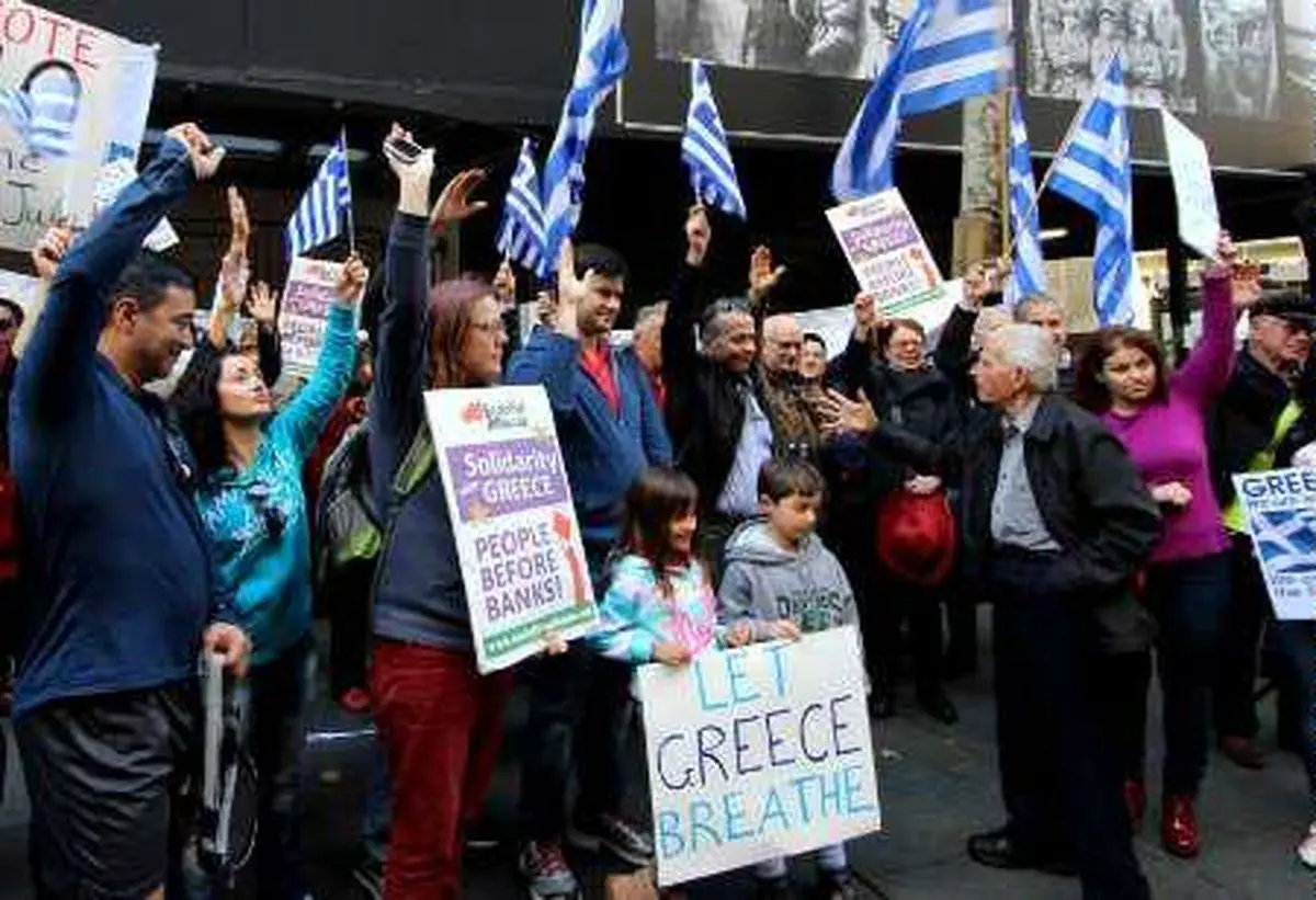 تظاهرات مردم یونان در مقابل پارلمان این کشور