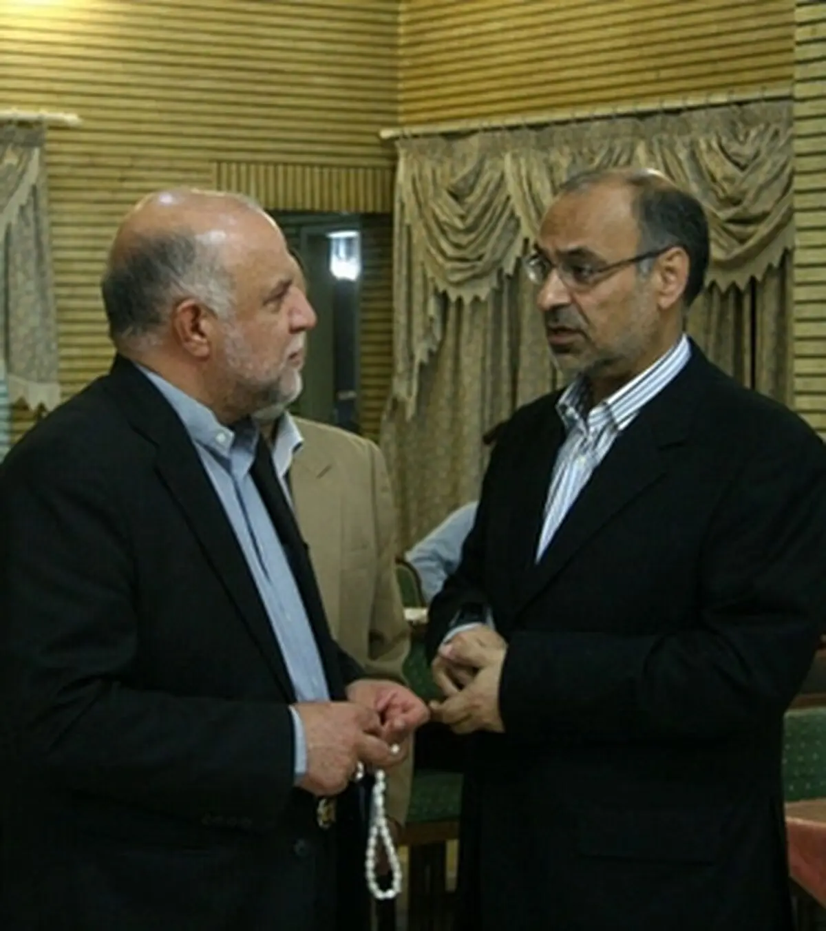 یک مقام مسئول در وزارت نفت: آمده‌اند تا بازار ایران را تصاحب کنند/ کاش به جای سازندگان کالا، خریداران کالا و سرمایه‌گذاران به ایران می‌آمدند