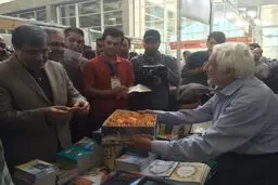 وزیر ارشاد از نمایشگاه کتاب بازدید کرد