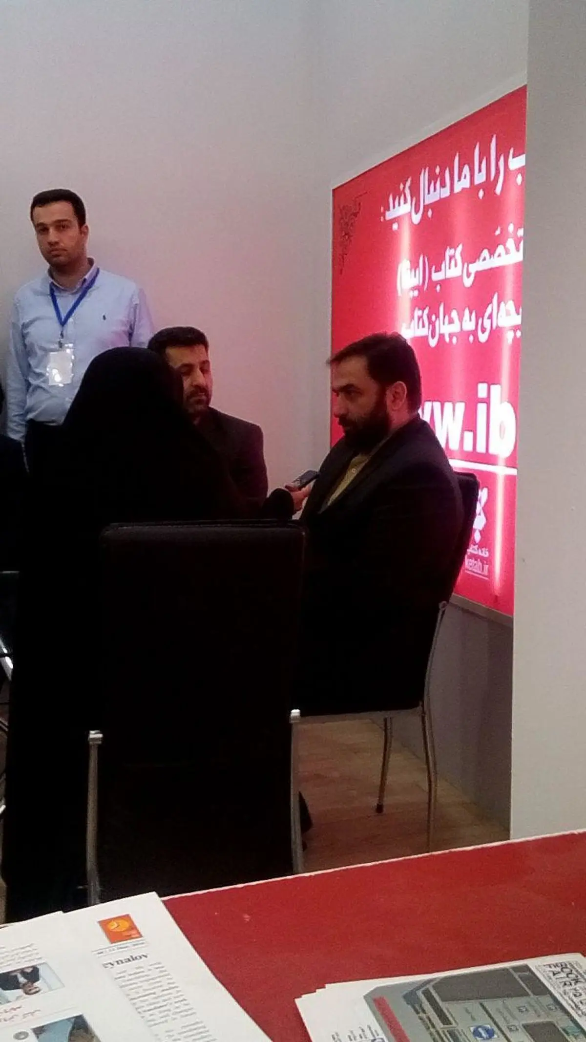 امیر فرزاد اسماعیلی، فرمانده قرارگاه خاتم انبیا با حضور در شهر آفتاب از نمایشگاه کتاب بازدید کرد