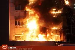 ۵ خودرو در آتش سوزی پارکینگ مجتمع مسکونی سوختند