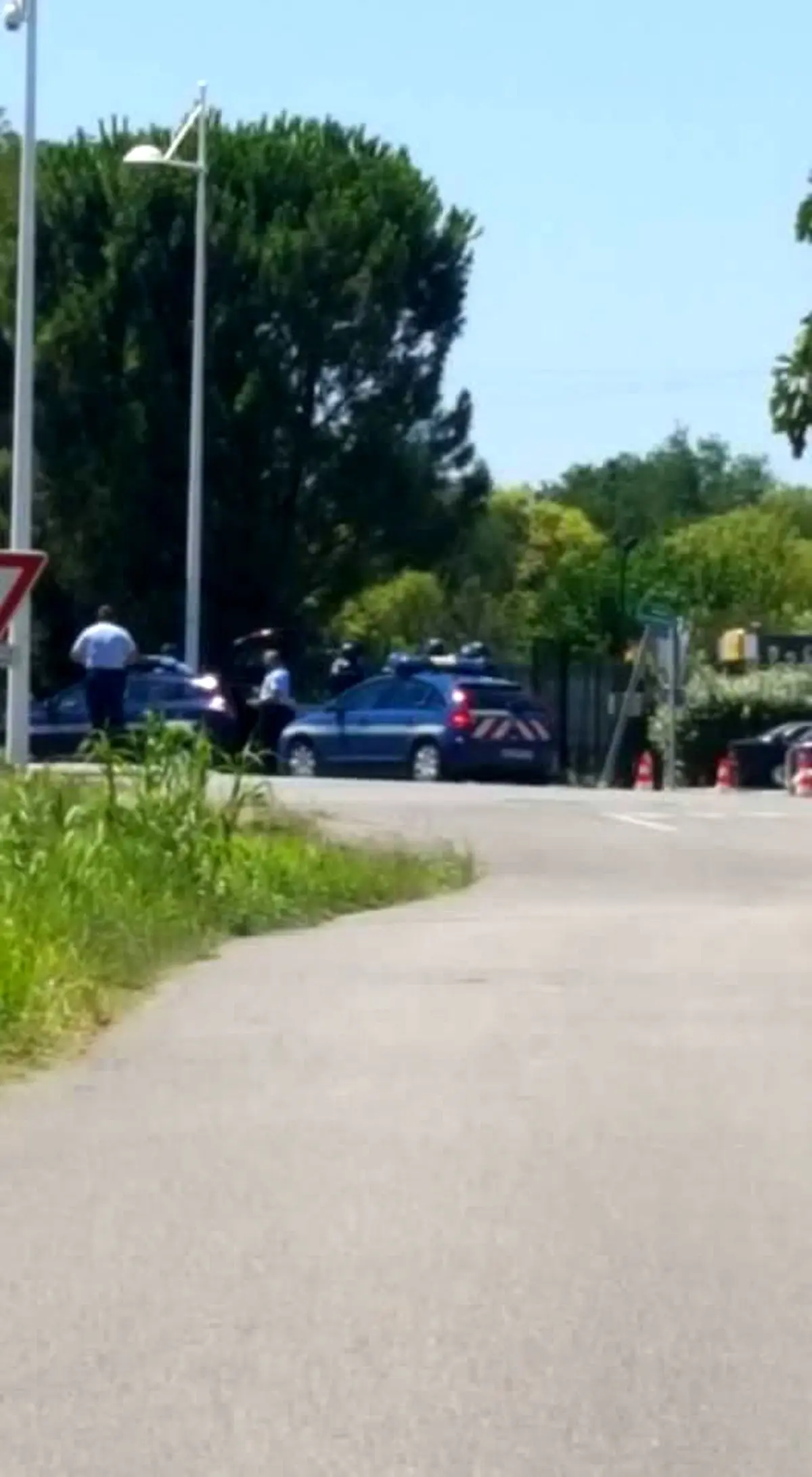 گروگانگیری در جنوب فرانسه/ احتمالا گروگانگیر به مواد منفجره مجهز است