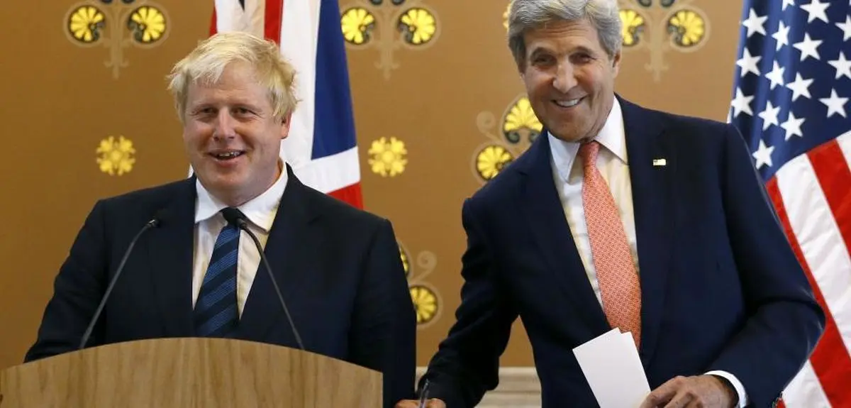 افتضاح خبری در نشست مشترک جانسون و کری/ خبرنگار: آقای وزیر، شما دروغگویید! +فیلم