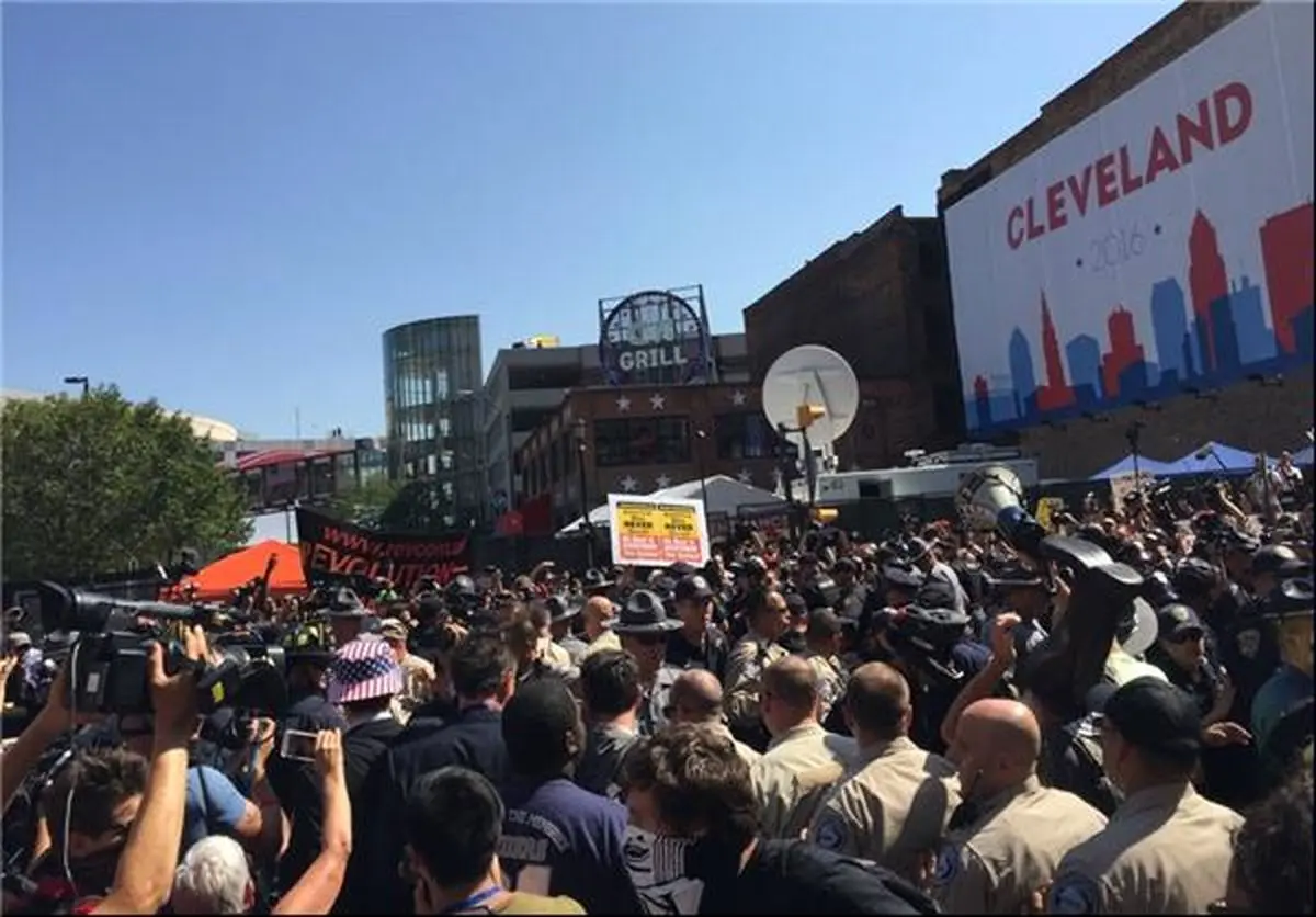 تجمع معترضان آمریکایی با مداخله پلیس ضدشورش به آشوب کشیده شد