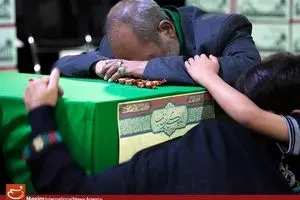 وداع خانواده شهید سیداسحاق موسوی با پیکر فرزندشان