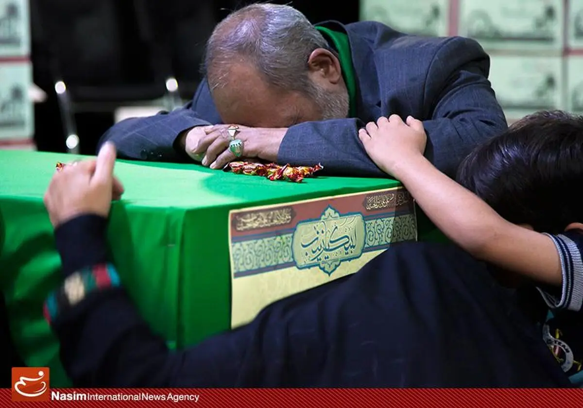 وداع خانواده شهید سیداسحاق موسوی با پیکر فرزندشان