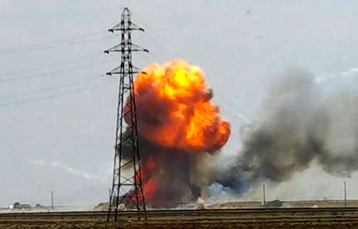 مهار آتش تریلی حامل مهمات نظامی ‌در تاکستان/ حادثه بدون تلاف جانی
