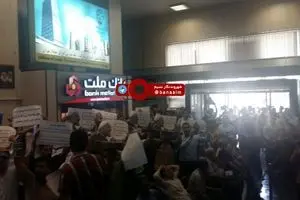 عکس خبری :: تجمع سهامداران و کارگران کارخانه پلی اکریل ایران، مقابل نهاد ریاست جمهوری و بورس تهران در اعتراض به انحلال این کارخانه بزرگ