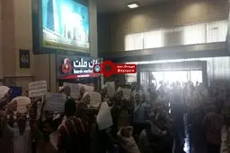 عکس خبری :: تجمع سهامداران و کارگران کارخانه پلی اکریل ایران، مقابل نهاد ریاست جمهوری و بورس تهران در اعتراض به انحلال این کارخانه بزرگ
