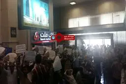 عکس خبری :: تجمع سهامداران و کارگران کارخانه پلی اکریل ایران، مقابل نهاد ریاست جمهوری و بورس تهران در اعتراض به انحلال این کارخانه بزرگ