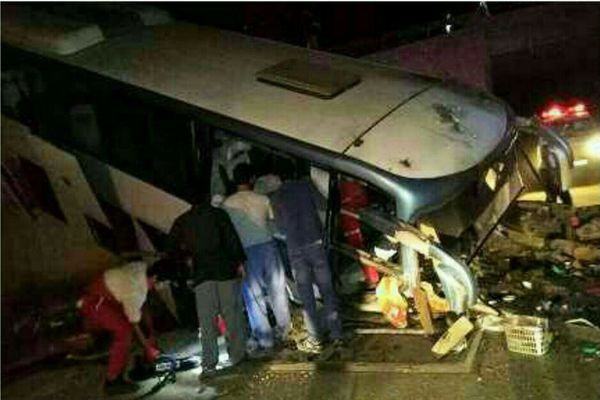 ۲۱ مصدوم بر اثر تصادف اتوبوس و تریلر در شیراز+تصویر
