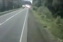 حادثه وحشتناک بر اثر بریدن ترمز تریلی در ایتالیا