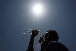 هشدار هواشناسی نسبت به گرمازدگی شهروندان در ۲ استان/ احتمال مرگ افراد براثر گرمازدگی