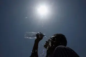 هشدار هواشناسی نسبت به گرمازدگی شهروندان در ۲ استان/ احتمال مرگ افراد براثر گرمازدگی