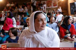 مدیرعامل بنیاد سینمایی فارابی از منیژه حکمت عیادت کرد