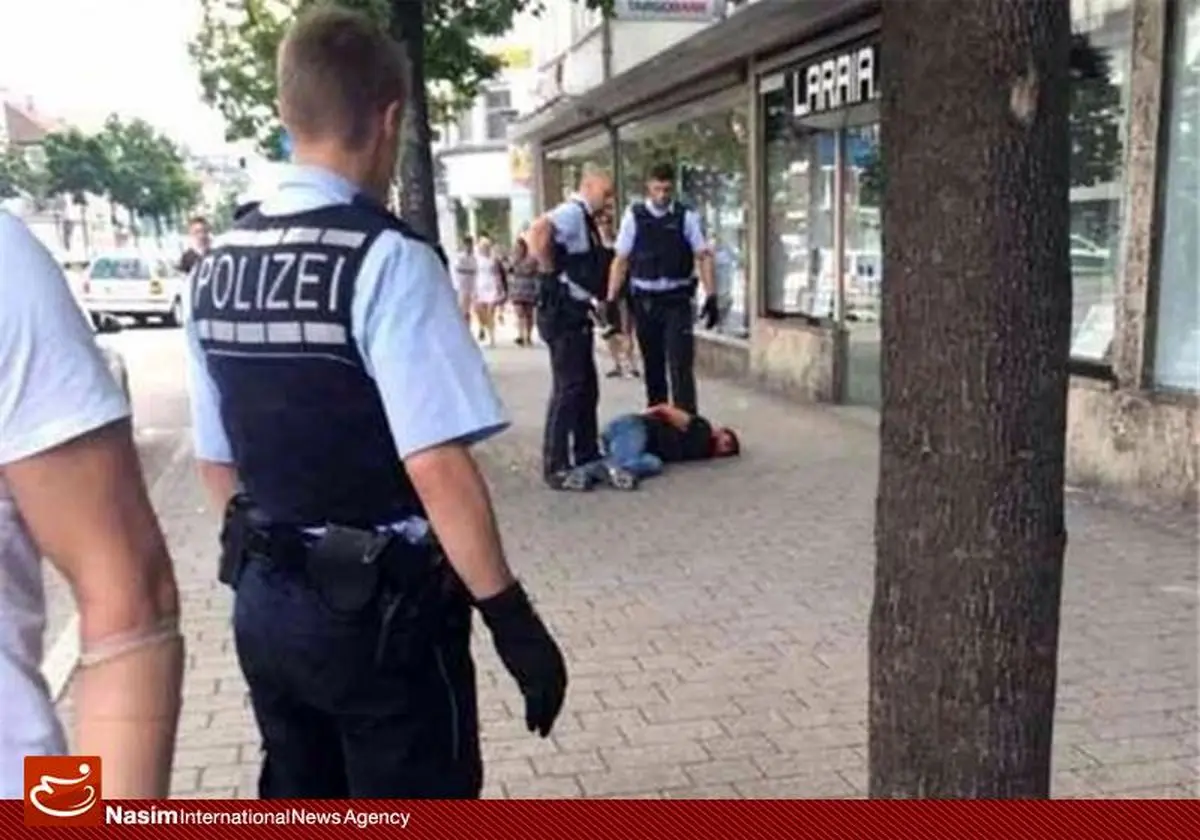 لحظات بازداشت فرد مهاجم در حمله با سلاح سرد در اشتوتگارت آلمان