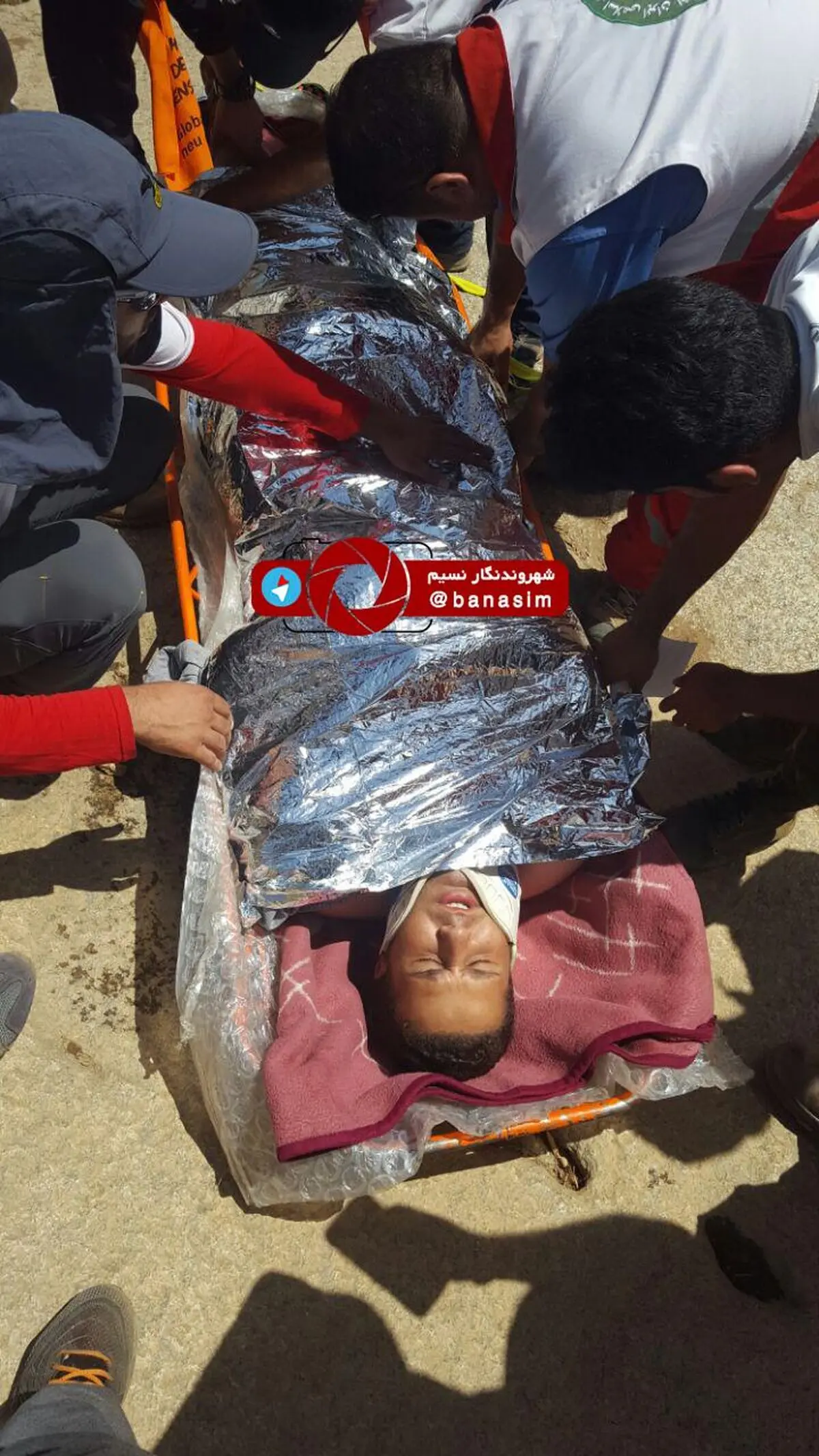 عکس خبری :: نجات حادثه‌دیدگان در کوه گنج‌نامه توسط تیم امداد و نجات کوهستان