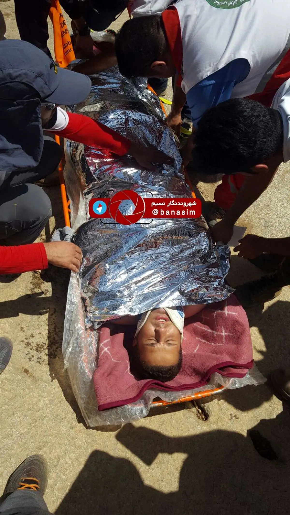 عکس خبری :: نجات حادثه‌دیدگان در کوه گنج‌نامه توسط تیم امداد و نجات کوهستان