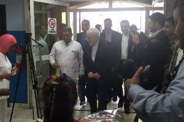 ظریف از مرکز هلال احمر ایران در غنا بازدید کرد
