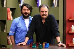 کتاب‌های فاضل نظری همیشه کنار دستم است