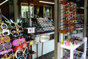 کشف بیش از سه هزار عینک طبی و آفتابی قاچاق با برندهای معروف