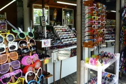 کشف بیش از سه هزار عینک طبی و آفتابی قاچاق با برندهای معروف